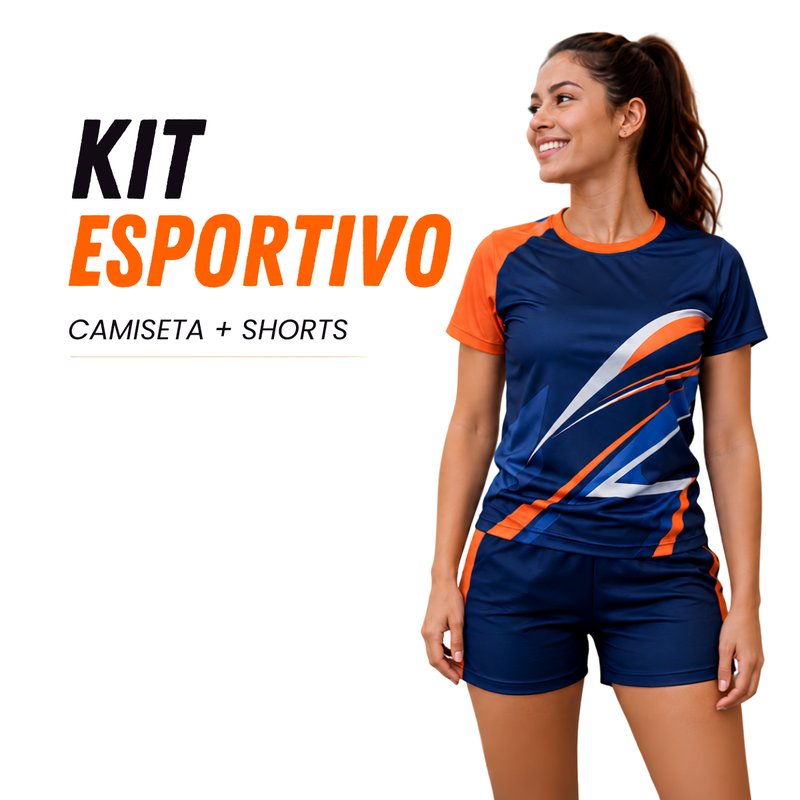 Mulher sorrindo vestindo kit esportivo com camiseta e shorts em azul-marinho e laranja